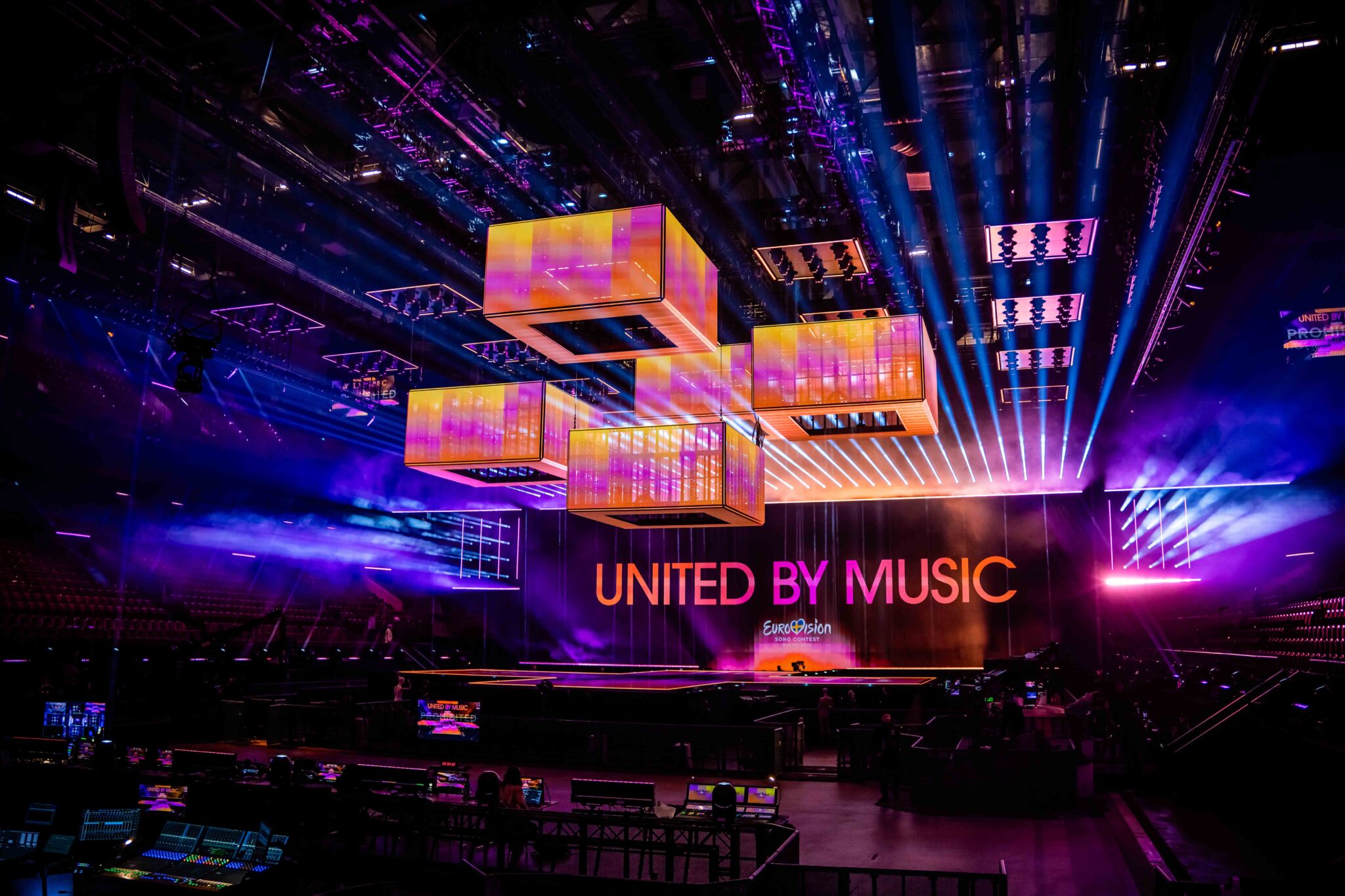 Movable LED cubes, 2,168 lighting fixtures, 204 tonnes of technical ...